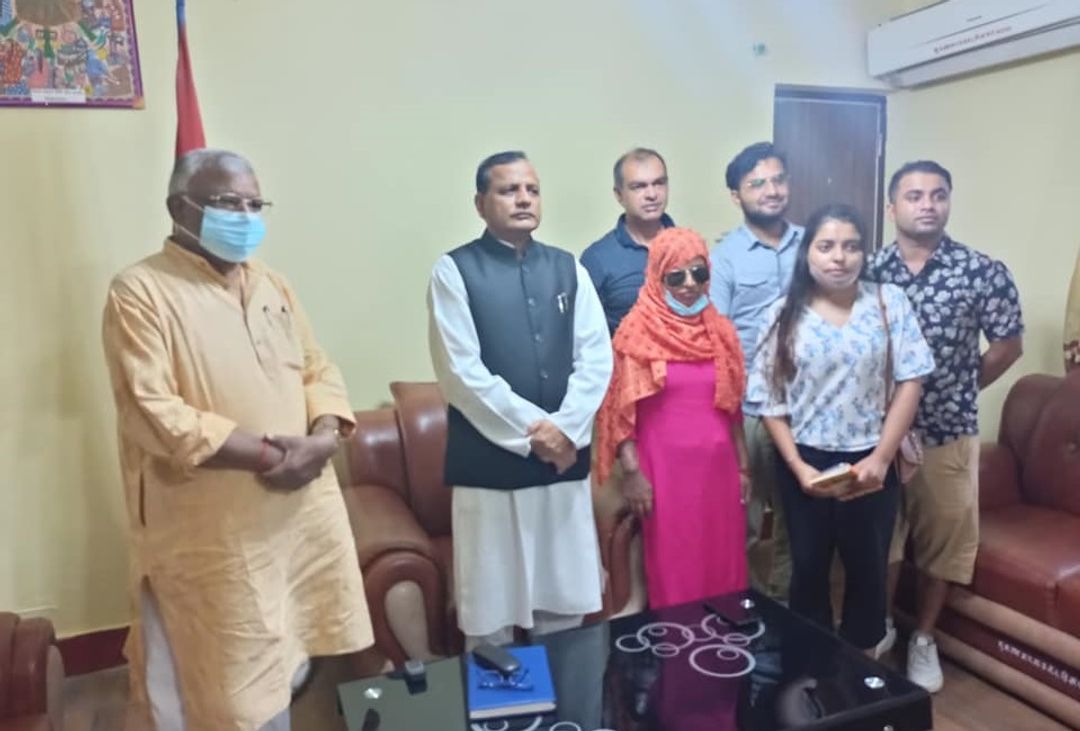 फाइल तस्बिर: एसिड पीडित आरती साह प्रदेश २ का मुख्यमन्त्री लालबाबु राउतसँग।